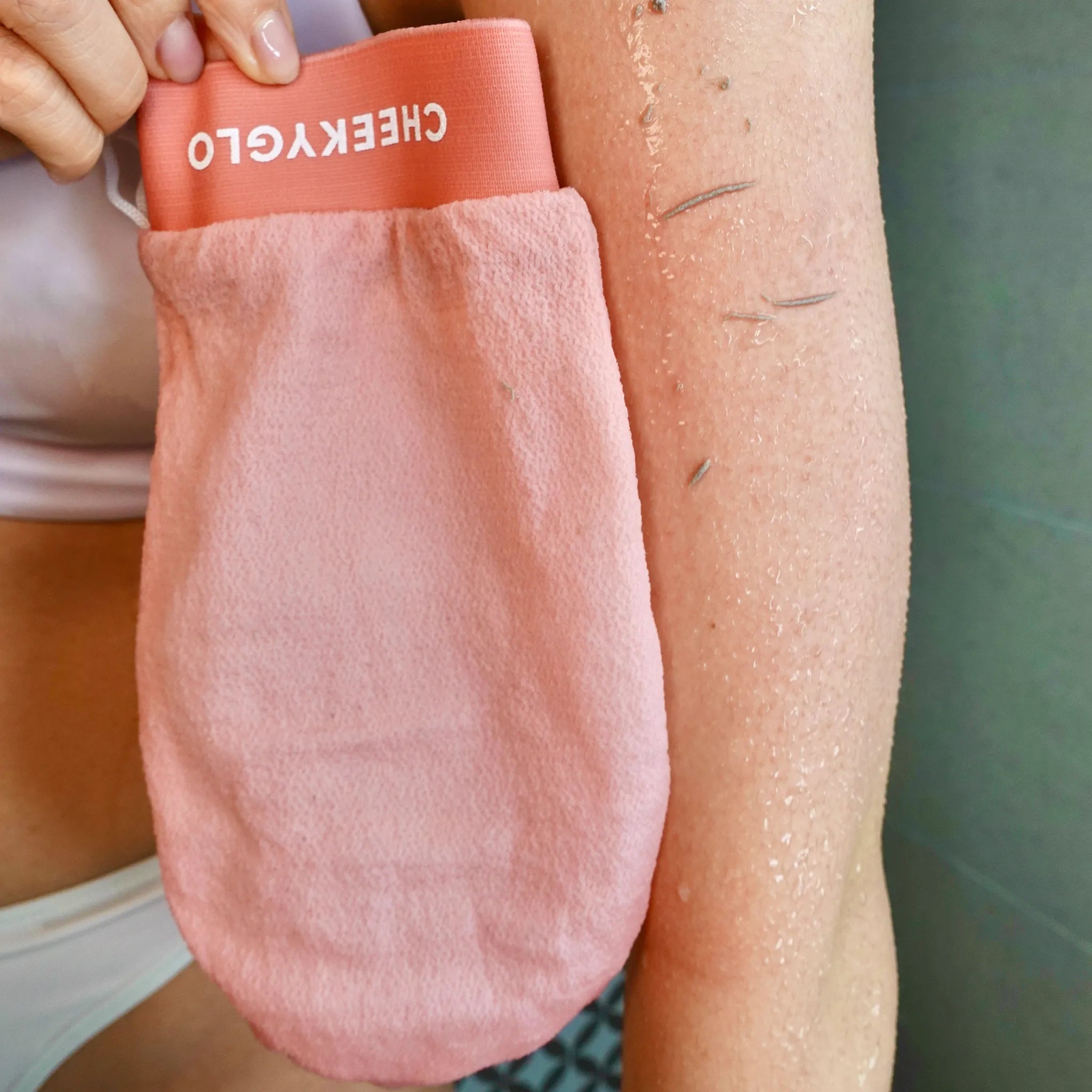 Black+Pink Exfoliating Glove Duo - CHEEKYGLO