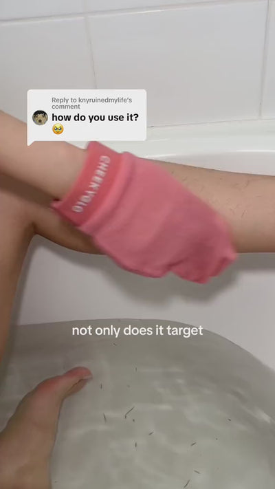 tutorial on how to properly use the cheekyglo exfoliating glove in the shower