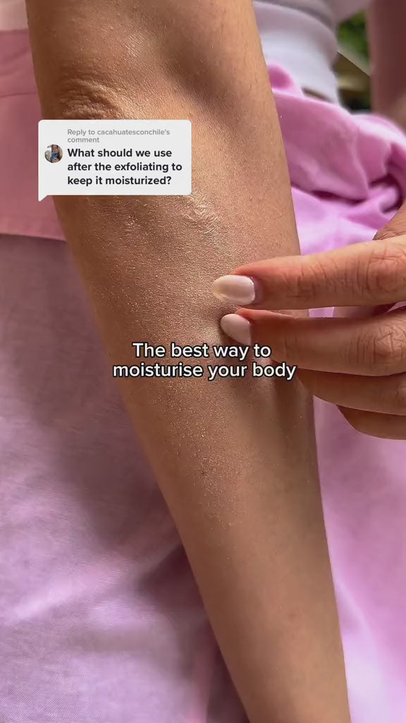video showing the best way to moisturise your body by using the cheekyglo juicy peach body oil